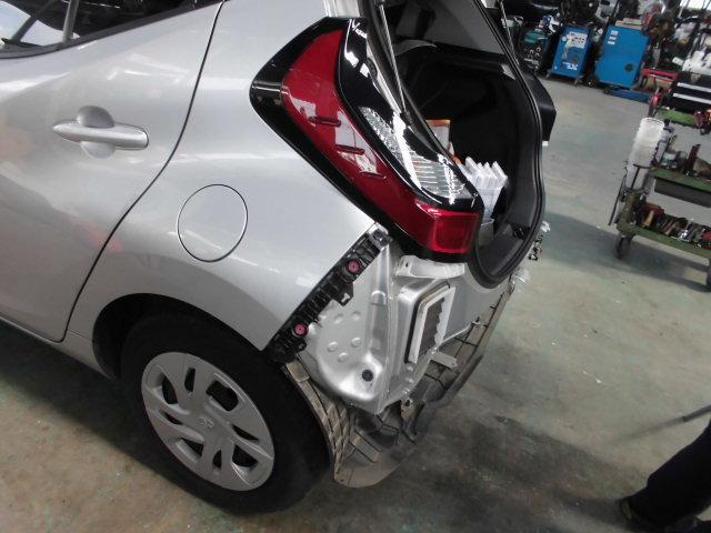 トヨタ　アクア　リアバンパー　鈑金修理