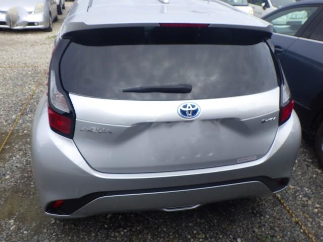 トヨタ　アクア　リアバンパー　鈑金修理