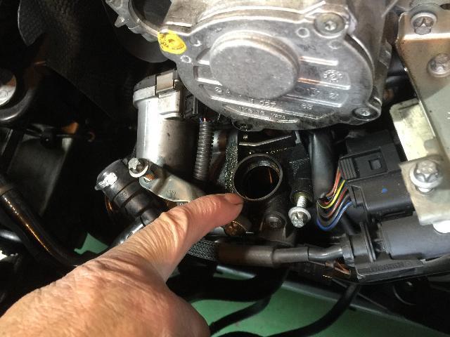 ディーゼル車 修理 整備 中古車納車点検。点検時にオイル漏れが見つかりました。