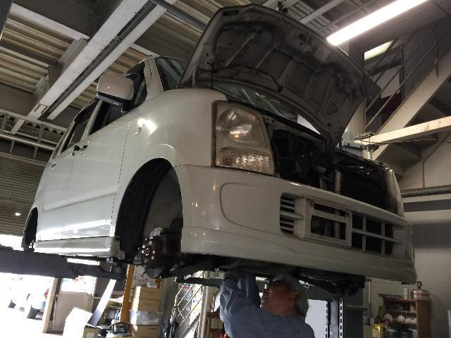 スズキ ワゴンR 車検整備 ダイナモ オルタネーター交換修理。ドライブシャフト エンジンマウント を 脱着しての作業になります。
