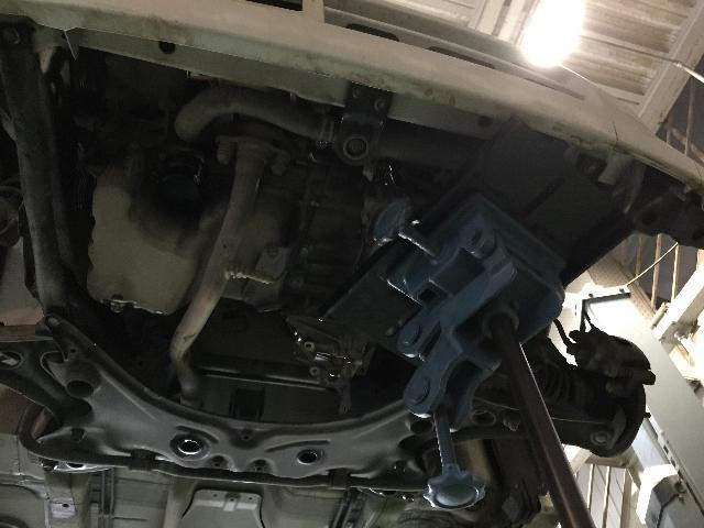 スズキ ワゴンR 車検整備 ダイナモ オルタネーター交換修理。ドライブシャフト エンジンマウント を 脱着しての作業になります。