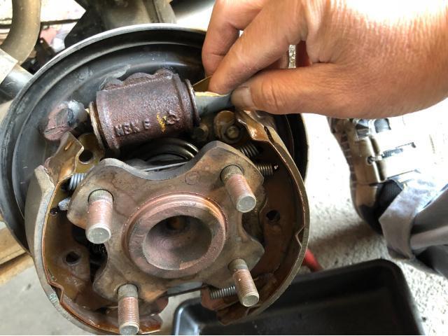 ドラムブレーキ・シリンダー から ブレーキ・オイル漏れ … カップキット交換  車検 整備 修理   スズキ キャリイ 軽トラック。