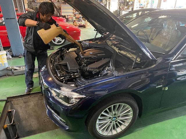 ディーゼル・エンジン オイル交換 エレメント交換 作業。BMW 320d ラグジュアリー 筑西市のW様 ご契約 車両。   栃木県 小山市 カワマタ商会グループ(株)Kレボリューション