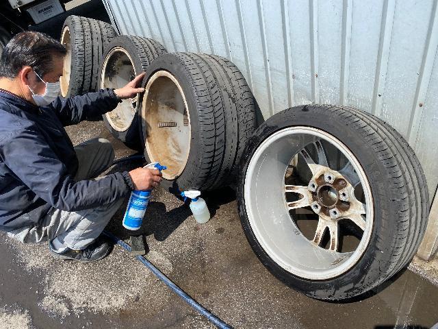 ポルシェ911タルガ4 納車前 クリーニング・清掃。リフトアップ し タイヤを外して ホイール の 内側の汚れも綺麗に掃除します。