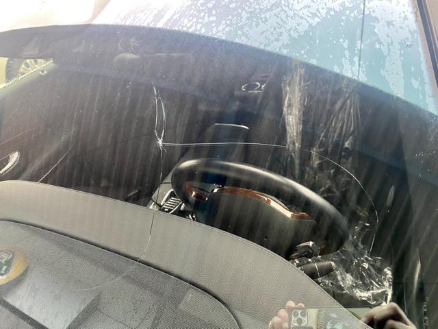 Mercedes-Benz ベンツ S550ロング 走行中飛び石でFガラスにヒビが入った … 保険対応 Fガラス 交換作業。ベンツ 車検 整備 修理。茨城県笠間市のE様 ご依頼ありがとうござます。    栃木県 小山市 Kレボリューション