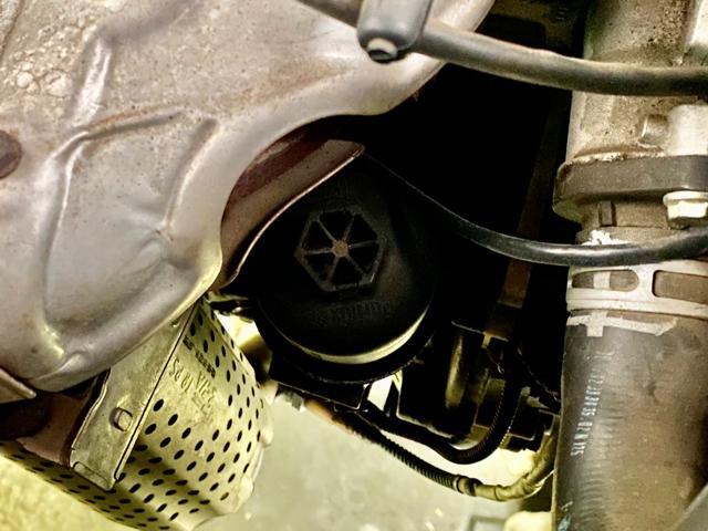 PEUGEOT プジョー 307 スタイル MOTULエンジンオイル エレメント交換作業。プジョー 車検 整備 修理。栃木県小山市のF様 ご依頼ありがとうござます。     栃木県 小山市 カワマタ商会グループ(株)Kレボリューション