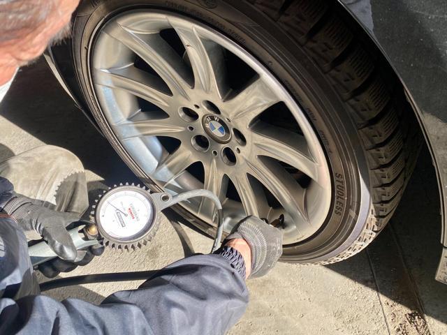 BMW 525iツーリング スタッドレスタイヤ交換作業。BMW 車検 整備 修理。栃木県小山市のK様 ご依頼ありがとうござます。     栃木県 小山市 カワマタ商会グループ(株)Kレボリューション