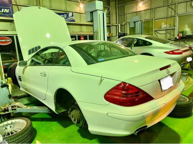 Mercedes-Benz SL350 ベンツ 車検 整備 修理。以前よりエンジンの振動が激しくなった … エンジン ミッション マウントの経年劣化が原因でした。茨城県笠間市のM様 ご依頼ありがとうござます。    栃木県 Krevo