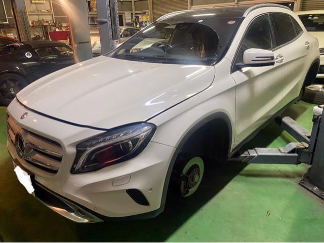 Mercedes-Benz GLA 250 4 MATIC SPORTS ベンツ 車検 整備 修理。F・ディスクパッド E・オイル R・エンブレム 交換作業。栃木県栃木市のM様 ご依頼ありがとうござます。      小山市 Krevo