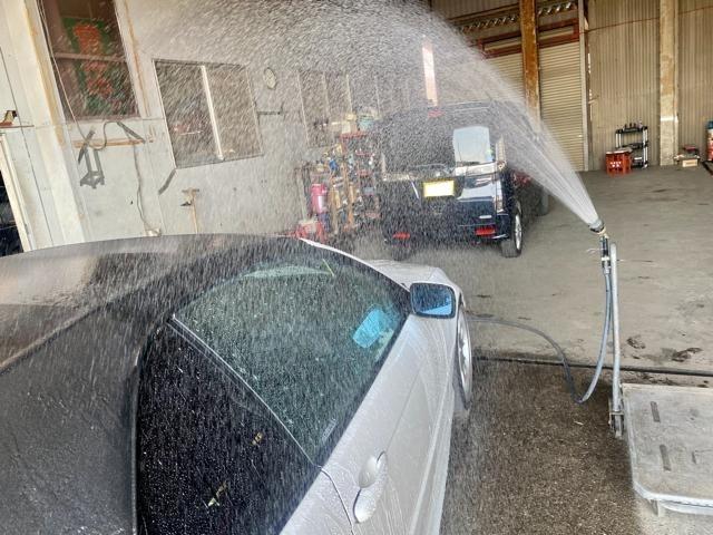 BMW 330Ci カブリオーレ 車内に雨漏れ水漏れがする … 左右のルーフピラー・ドレン清掃。BMW 車検 整備 修理。栃木県宇都宮市K様 ご依頼ありがとうござます。    栃木県 小山市 カワマタ商会グループ