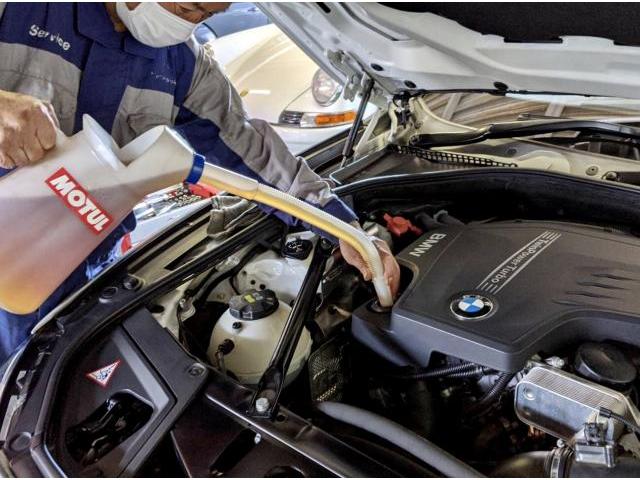 BMW 523i Mスポーツ MOTUL モチュール エンジンオイル交換作業。BMW車検整備修理。栃木県下都賀郡野木町K様 ご依頼ありがとうござます。     栃木県小山市カワマタ商会グループ(株)Kレボリューション