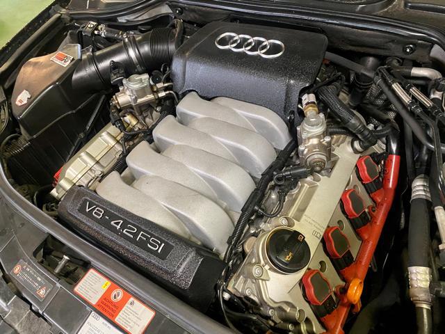 Audi A8 アウディA8 Ωmega オメガ エンジンオイル交換作業。アウディ車検整備修理。茨城県古河市S様 ご依頼ありがとうござます。       栃木県小山市カワマタ商会グループ(株)Kレボリューション