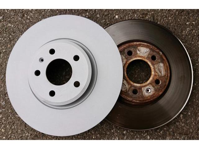 Audi アウディA4 Fブレーキパッド&ローター交換 Rブレーキパッド交換 エアフィルター交換作業。アウディ車検整備修理。栃木県宇都宮市T様 ご依頼ありがとうござます。     栃木県小山市カワマタ商会グループ(株)Kレボリューション