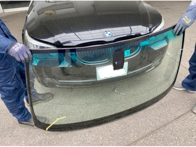 BMW 525i touring フロントガラス破損 純正フロントガラス交換作業。社外フロントガラスも取り扱っています。BMW車検整備修理。      栃木県小山市カワマタ商会グループ(株)Kレボリューション