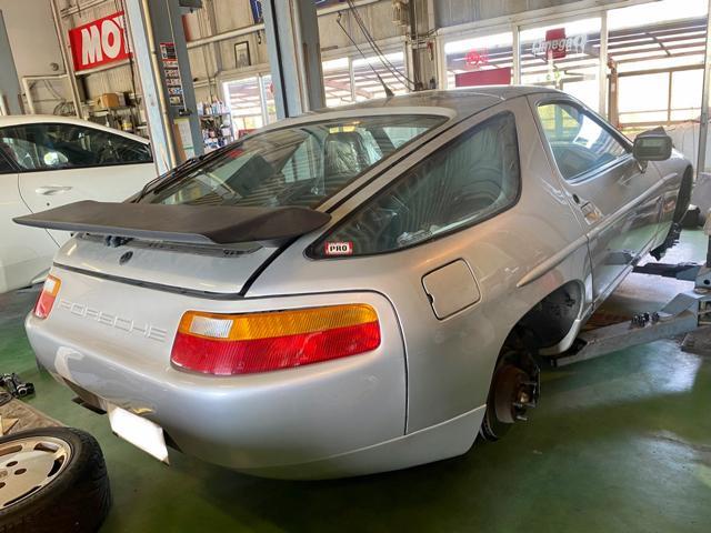 PORSCHE 928 S4 ポルシェ 928 4S 車検整備修理 バッテリー交換作業。茨城県結城市K様ご依頼ありがとうござます。ポルシェ車検整備修理板金塗装・販売買取。        栃木県小山市(株)Kレボリューション