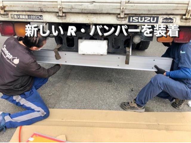 ISUZU いすゞ フォワード R・バンパー&ブラケット リフレクター交換作業。茨城県結城市K様 ご依頼ありがとうござます。いすゞ車検整備修理板金塗装・販売買取 栃木県小山市カワマタ商会グループ(株)Kレボリューション