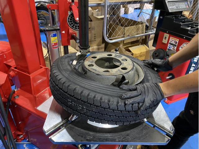 いすゞ　エルフトラック　タイヤ交換