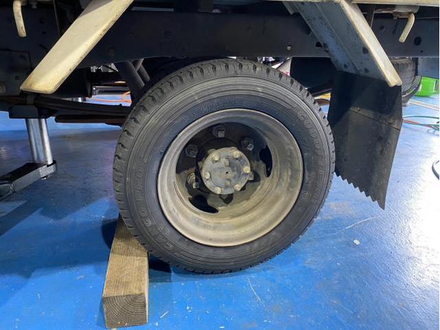 いすゞ　エルフトラック　タイヤ交換