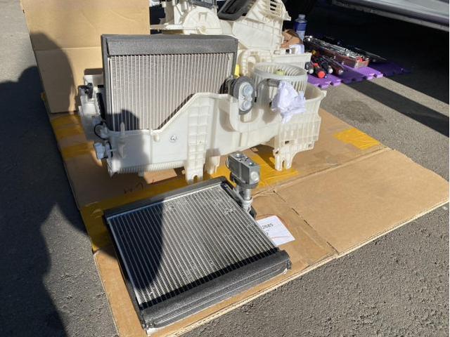 ダイハツ　タント　エバポレーター交換・エアコンガス補充