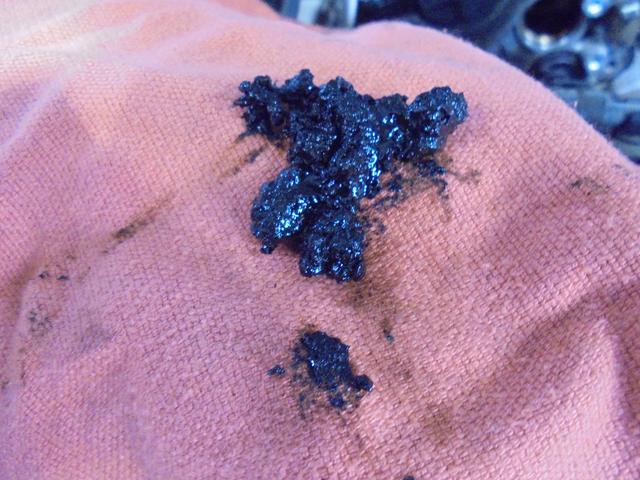 BMW 116i (E87)N45B16A エンジンオイル漏れ修理　オイルエレメントケース、カムカバーガスケット交換