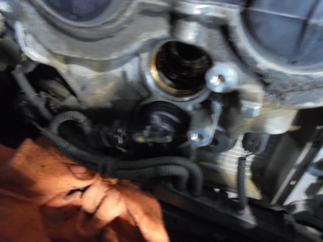 BMW 116i (E87)N45B16A エンジンオイル漏れ修理　オイルエレメントケース、カムカバーガスケット交換