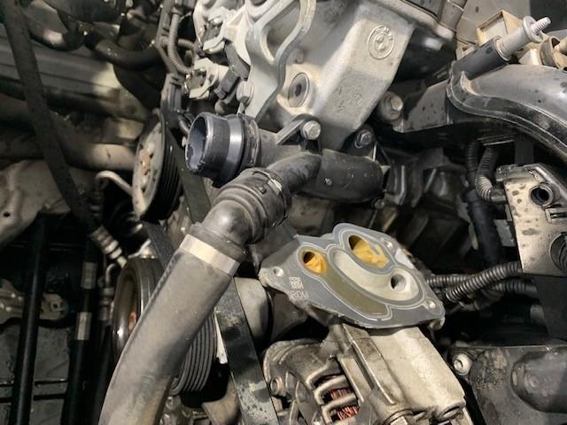 BMW E90 320i N46B20B エンジンオイル、冷却水漏れ　ロックプレート、アッパーホース、エレメントケースガスケット交換