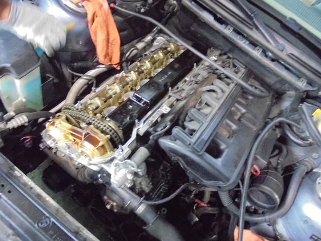 BMW ３３０i(E４６）ヘッドカバーエンジンオイル漏れ、燃料漏れ、燃料フィルター交換