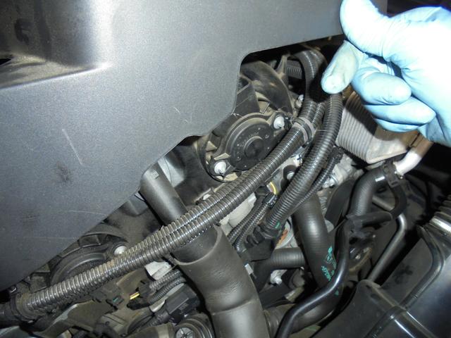 BMW X1(E84)１２ヶ月点検　エンジンオイル漏れ修理　ヘッドカバー脱着、エンジンオイル交換