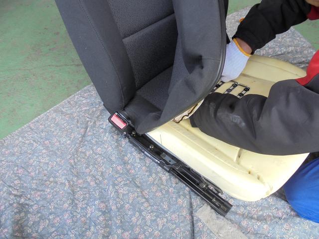 BMW 320i(E90)エアバッグ警告灯点灯、助手席着座センサー交換、シート脱着、座面分解センサーマット交換