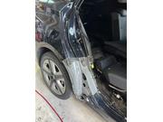 確かな技術で鈑金修理を行う作業風景。愛車を美しく甦らせる工程をご覧いただけます。