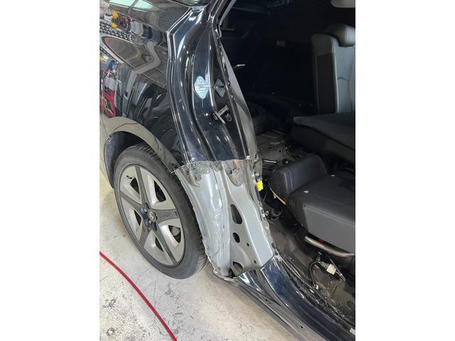 確かな技術で鈑金修理を行う作業風景。愛車を美しく甦らせる工程をご覧いただけます。