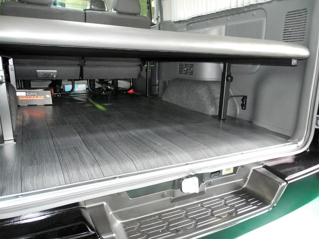 NV350キャラバンGXプレミアム　ベッドキットと純正カーテン取付