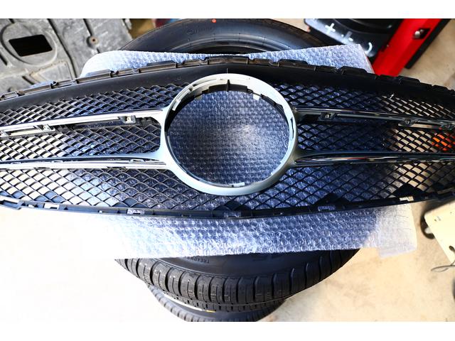 メルセデスベンツワゴン　C200　S205　フロントグリル交換