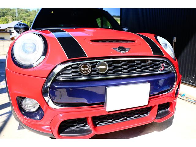 ＢＭＷ　ＭＩＮＩ　クーパーＳ　Ｆ56　フロントグリル　バッジ　取り付け