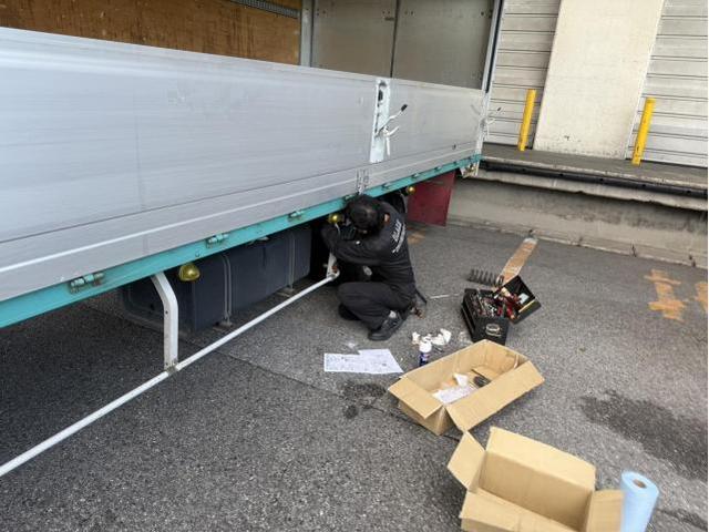 日野　ヒノ　レンジャー　ウイング車　トラック　箱車　アオリバランサー　交換　千葉　現地作業　群馬　高崎