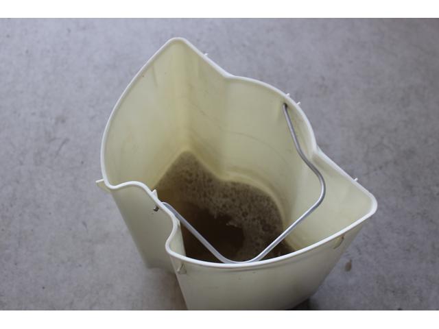 【「車のシートクリーニング（シート洗浄）・消臭施工」栃木県宇都宮市・鹿沼市ガレージ　シースワロー】～「トヨタ　アクア」お子様の排尿によるシミ・汚れ除去のご依頼～