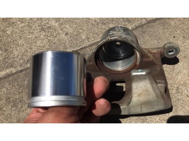 【作業メニュー：「ブレーキパッド・キャリパーインナーキット交換　フィットRS（GK5）】～栃木県鹿沼市・宇都宮市「ガレージ　シースワロー」～