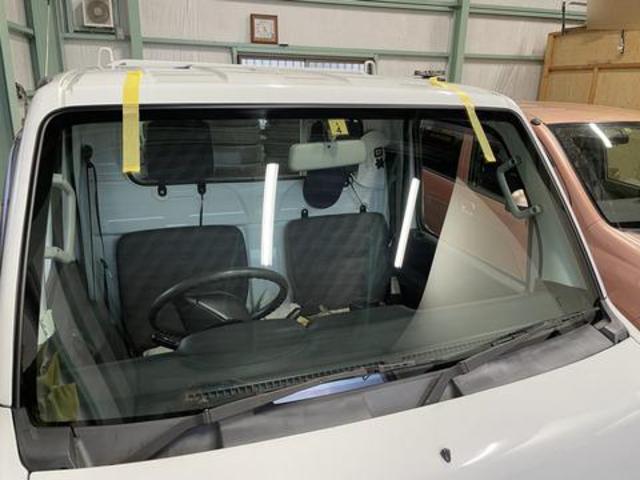 【作業メニュー：「フロントガラス交換　ガラスにヒビ・・・・　　マツダ　スクラムトラック】～【栃木県鹿沼市・宇都宮市「ガレージ　シースワロー」作業メニュー～