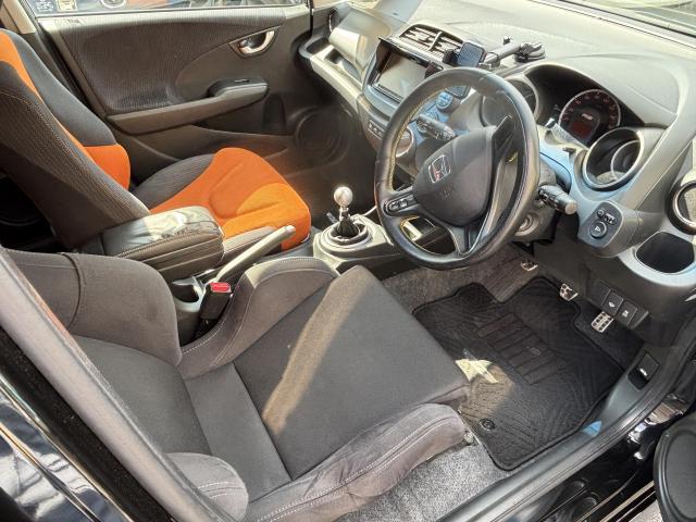 【作業メニュー：「外装の鏡面磨き・内装クリーニング」ホンダ　フィットRS（GE8）ブラック】～栃木県宇都宮市・鹿沼市ガレージ　シースワロー～