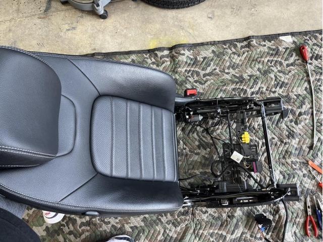 メルセデスベンツW205　C180クーペ　シート破れ修理　輸入車修理　ベンツ　BMW　MINI　AUDI 　VW　Porsche　ATF交換　トルコン太郎設置店　ATF圧送交換