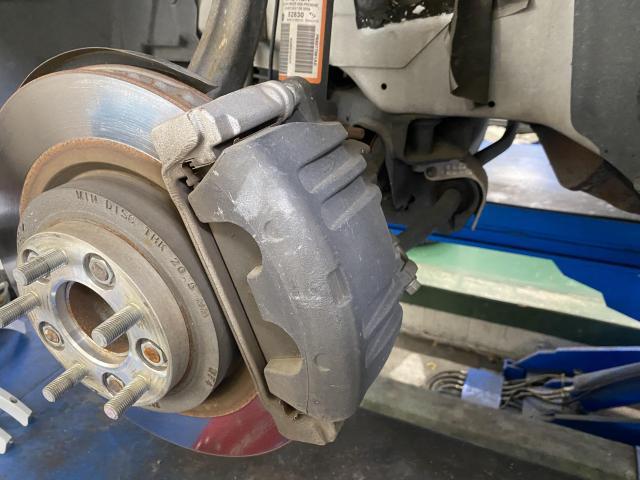 前橋市在住のS様よりクライスラー300Cのブレーキパッド交換のご依頼を承りました