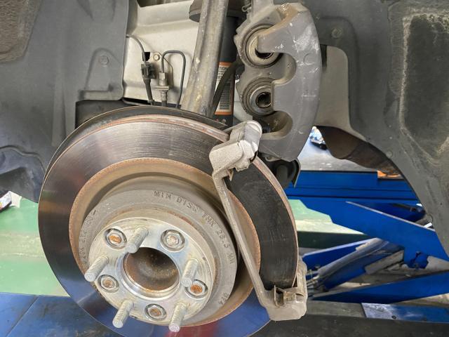 前橋市在住のS様よりクライスラー300Cのブレーキパッド交換のご依頼を承りました