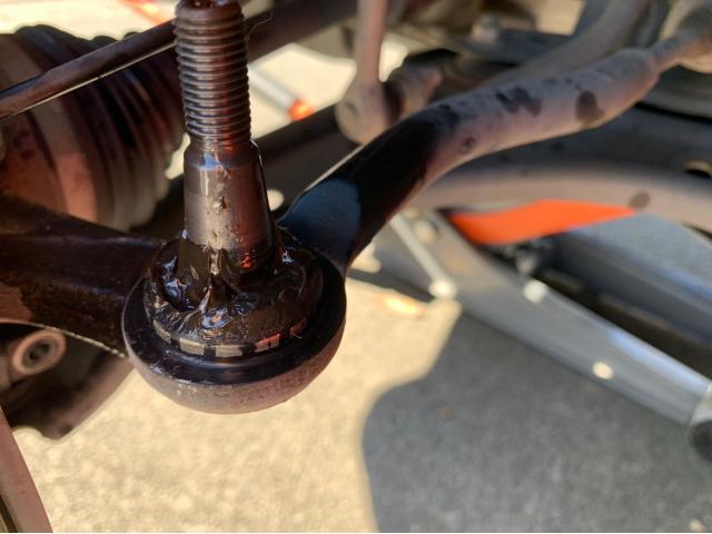 日産　ノート　タイロットエンドブーツ＆ロアブーツ交換