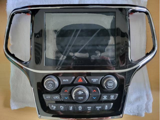 Jeep・チェロキー　ナビ液晶タッチ不良　気泡入り　ゴーストタッチ