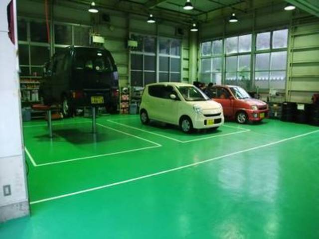 充実設備の工場♪プリウス、インサイトなどのハイブリッド車も当店にお任せ下さい。