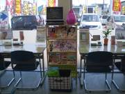 広い店内に多数商談テーブルあります。