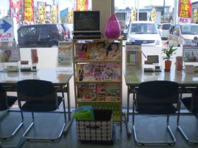 広い店内に多数商談テーブルあります。