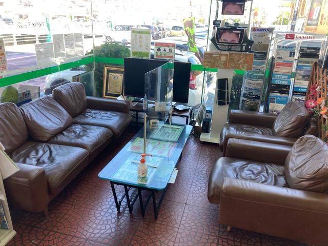 ツチヤ自動車株式会社　本社市川　店内