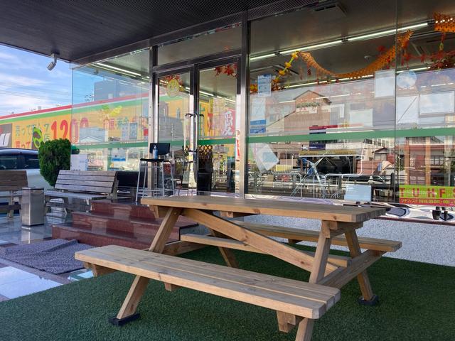 ツチヤ自動車株式会社　本社市川　店内