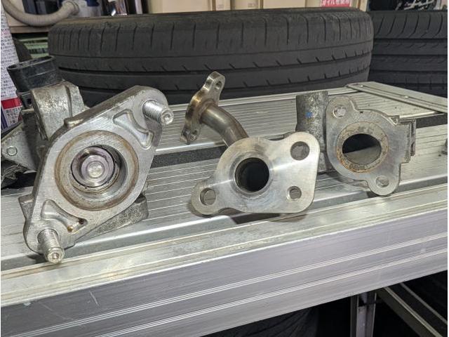 トヨタプリウス&alpha;　EGR清掃クリーニング・清掃　アイドリング不良　エンジンガタガタ音　